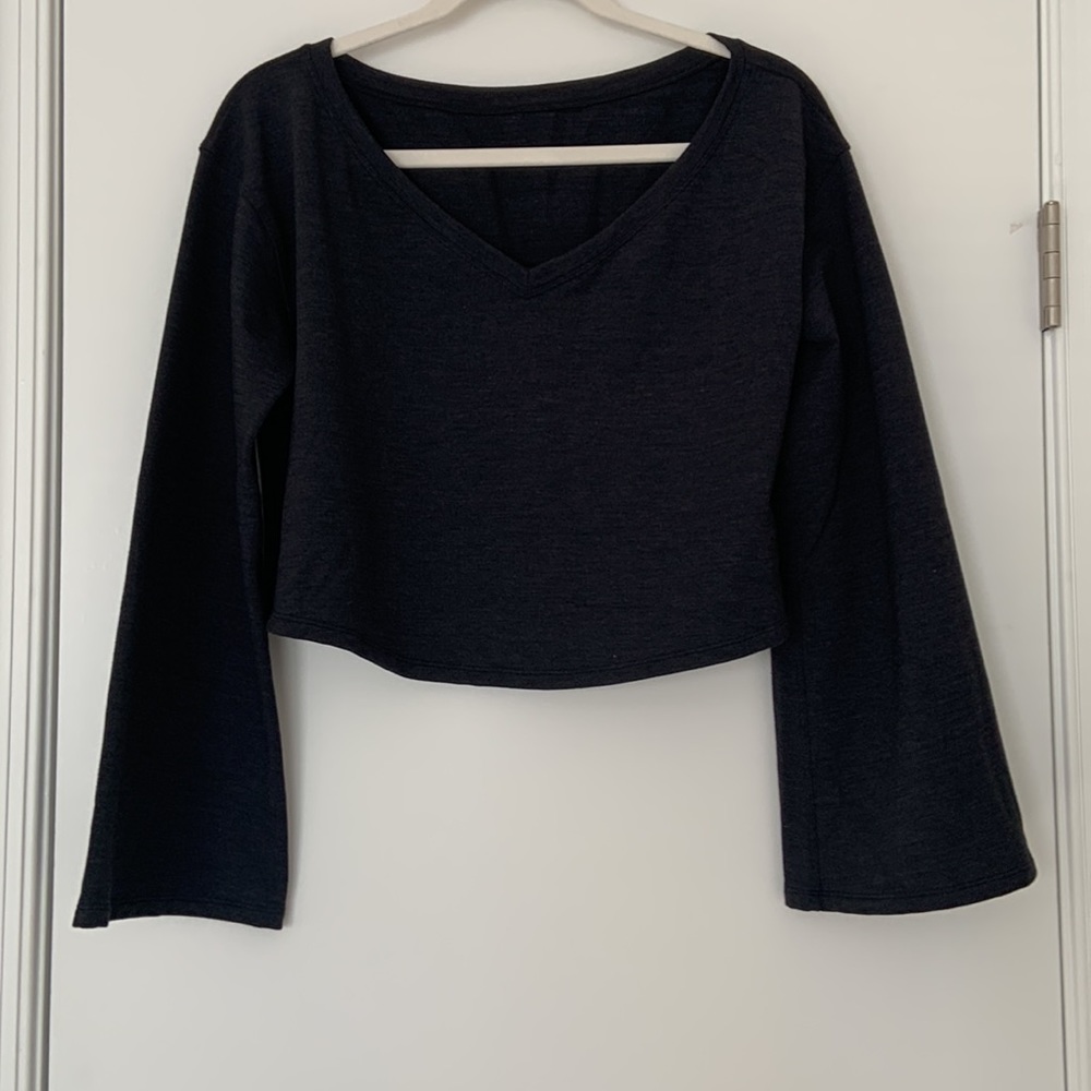 RARE! Lululemon long sleeve cropped top in gray size 6!
